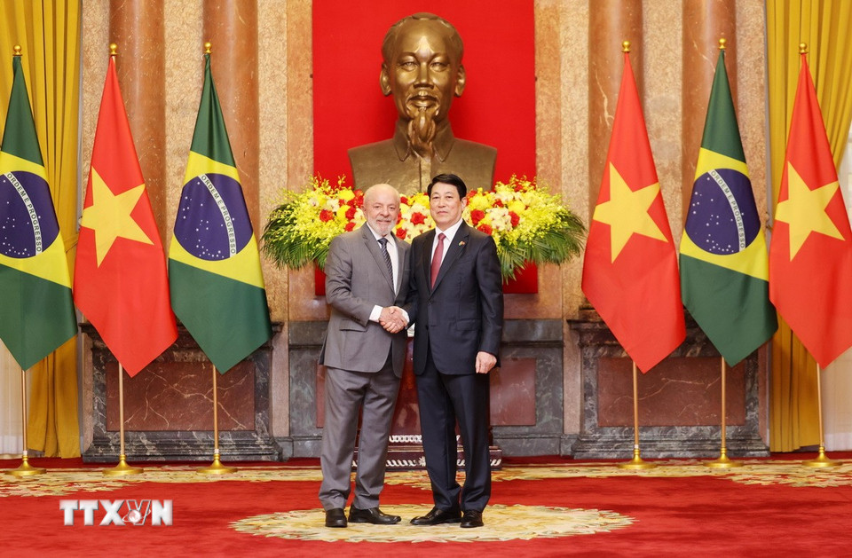Vietnamese State President holds talks with visiting Brazilian counterpart