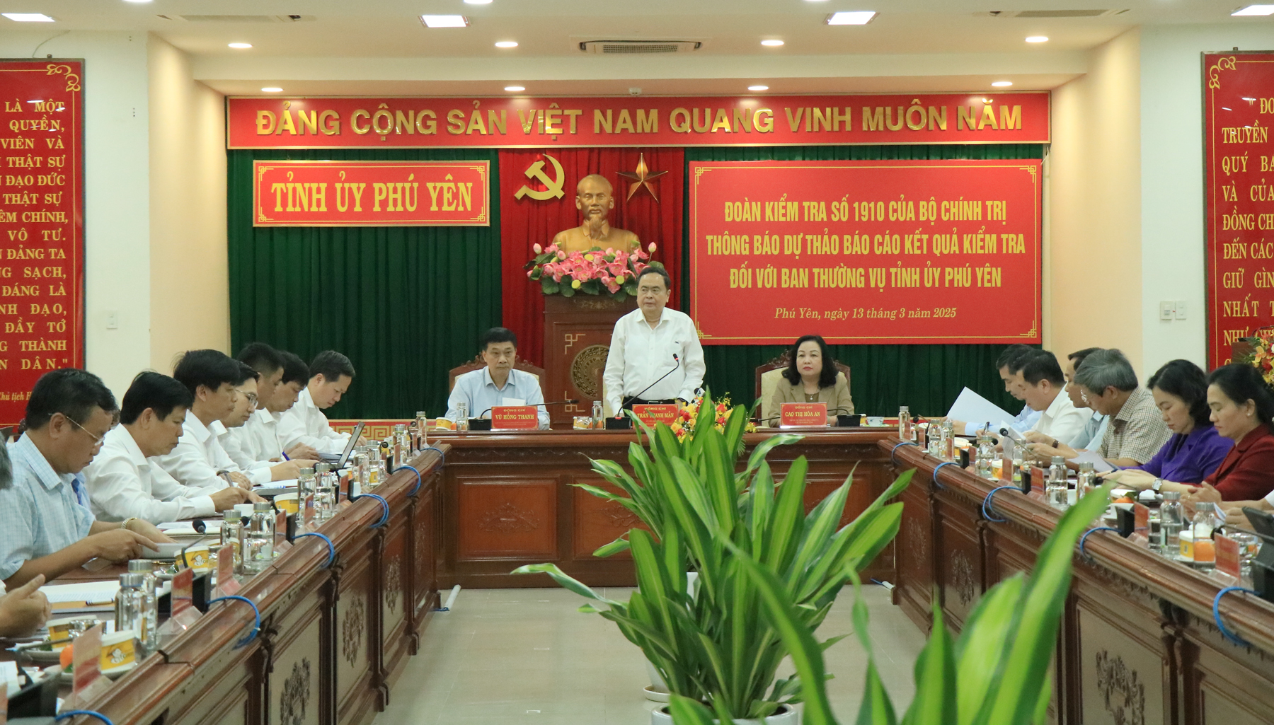 National Assembly Chairman Tran Thanh Man working with the Standing Committee of Phu Yen Provincial Party Committee