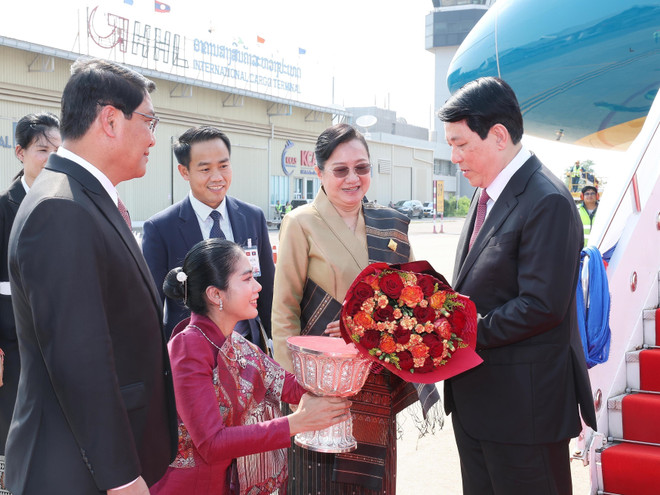Vietnamese President arrives in Vientiane, beginning state visit to Laos