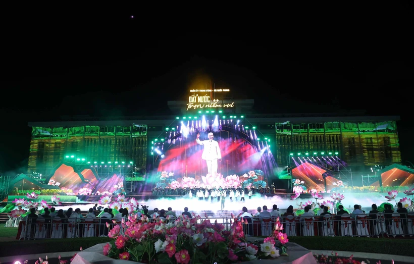 Party chief attends grand art performance celebrating national reunification