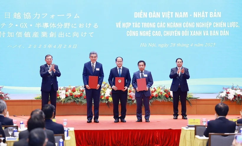 Vietnamese, Japanese PMs attend forum on strategic industries cooperation