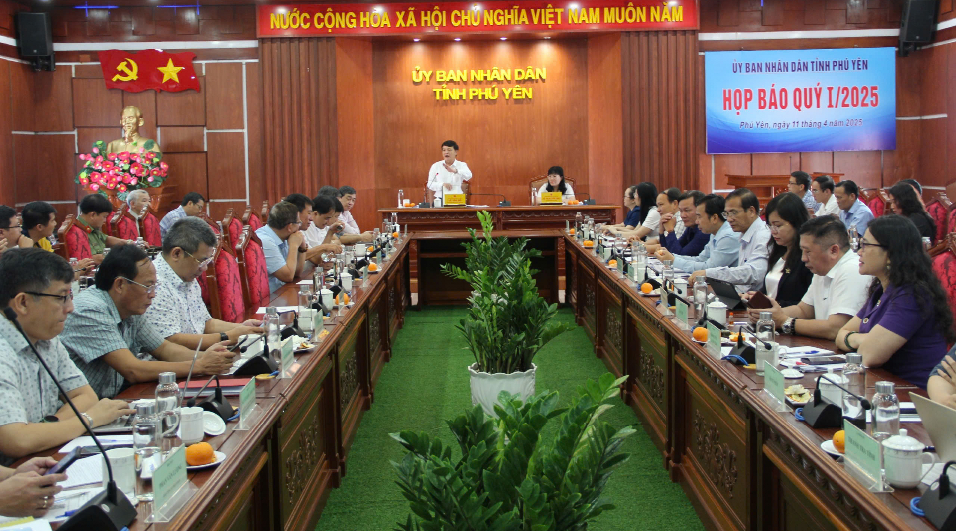 Preventing task bottlenecks during the restructuring of administrative apparatus and units