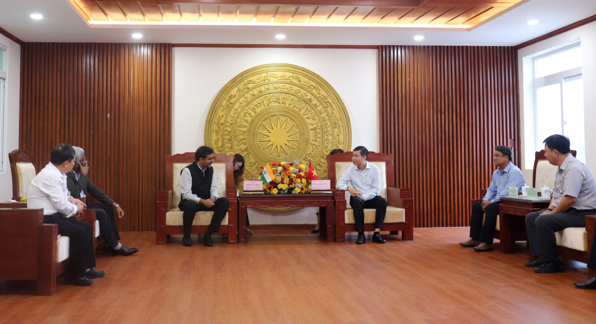 Chairman of Phu Yen People’s Committee welcomes the Consul General of India in Ho Chi Minh city