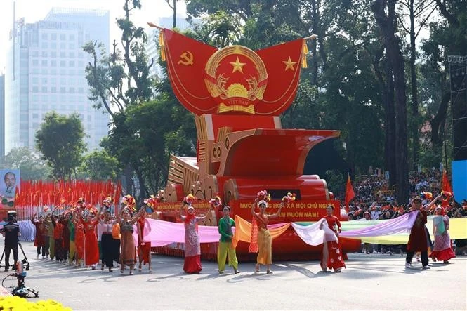 Grand parade celebrates 50 years of liberation of South, national reunification