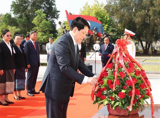 Vietnamese State leader offers flowers in tribute to late Lao President