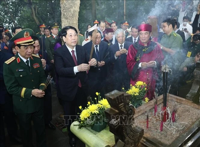 State President Luong Cuong offers incense in commemoration of Hung Kings