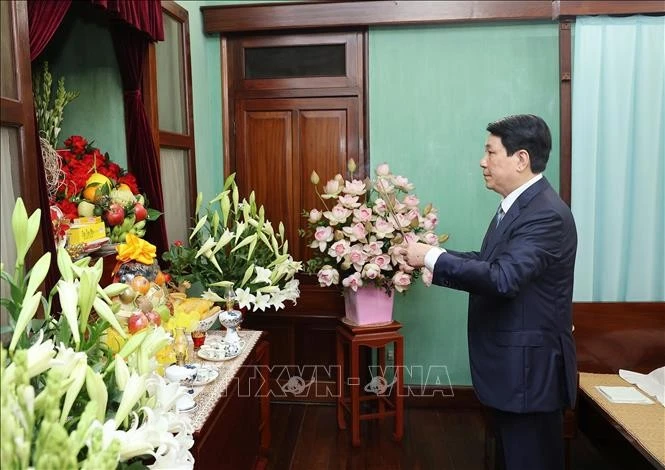 State leader pays tribute to late President Ho Chi Minh