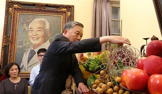 Party chief pays floral tributes to revered military leaders