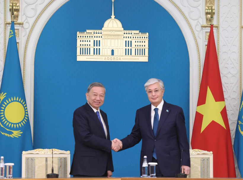 Party chief witnesses exchanges of Vietnam- Kazakhstan cooperation documents