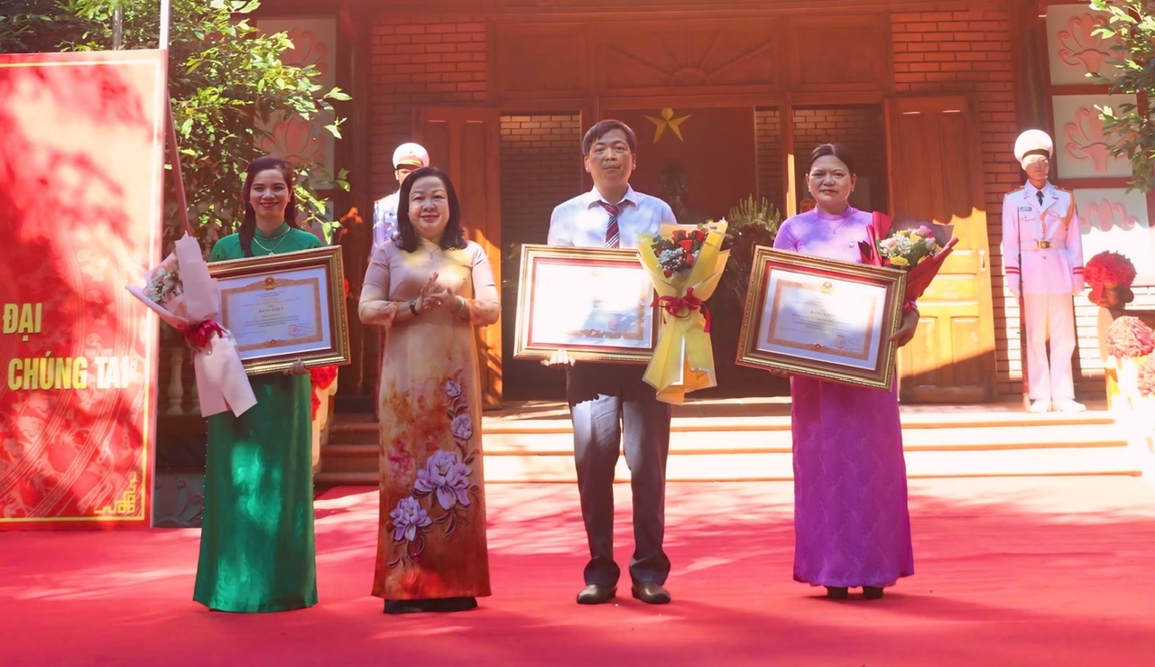 Solemnly offering incense to commemorate the 135th anniversary of President Ho Chi Minh's birthday