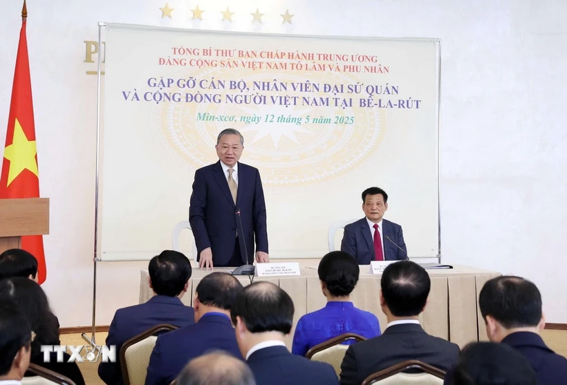 Party chief meets with Vietnamese community in Belarus