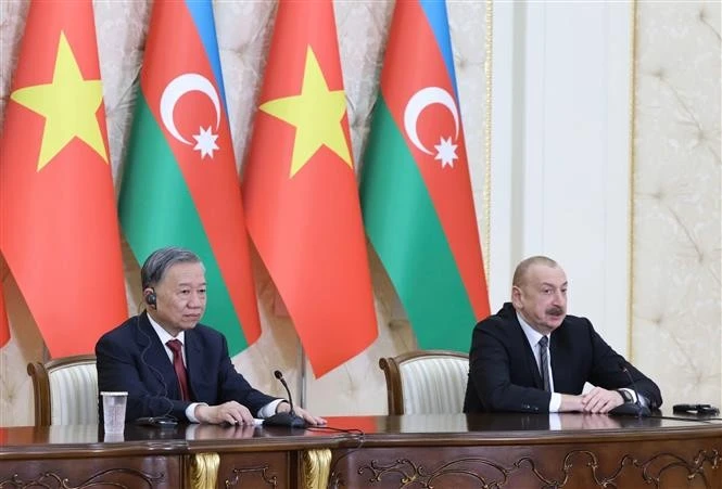 Party chief witnesses signing of Vietnam - Azerbaijan agreements, addresses media after Baku talks