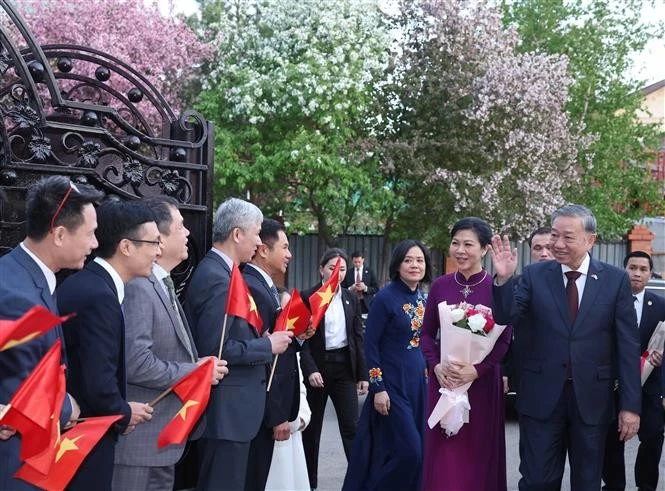 Party chief meets with Vietnamese community in Kazakhstan