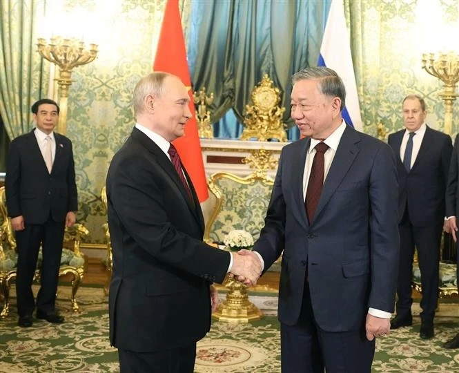 Vietnamese Party chief holds talks with Russian President in Moscow