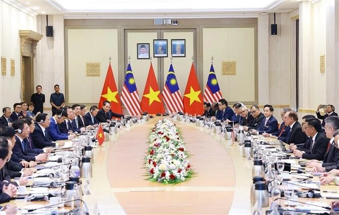 PMs talk measures for promoting Vietnam - Malaysia relations
