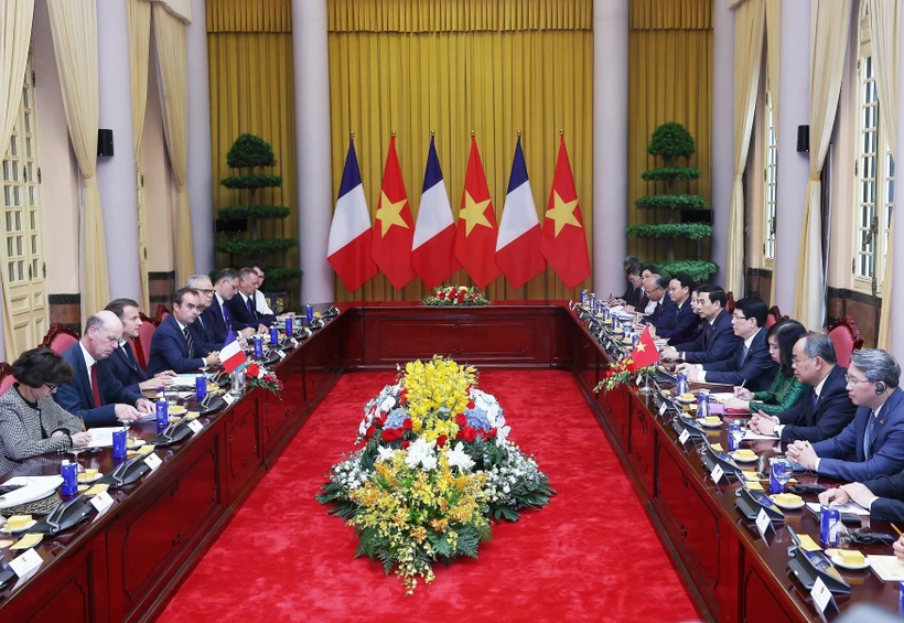 Vietnamese, French Presidents hold talks in Hanoi