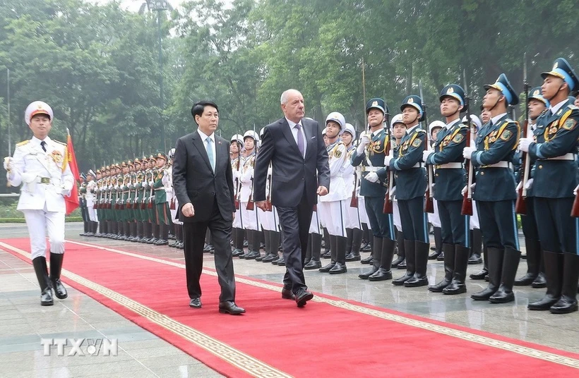 Official welcome ceremony held for Hungarian President in Hanoi