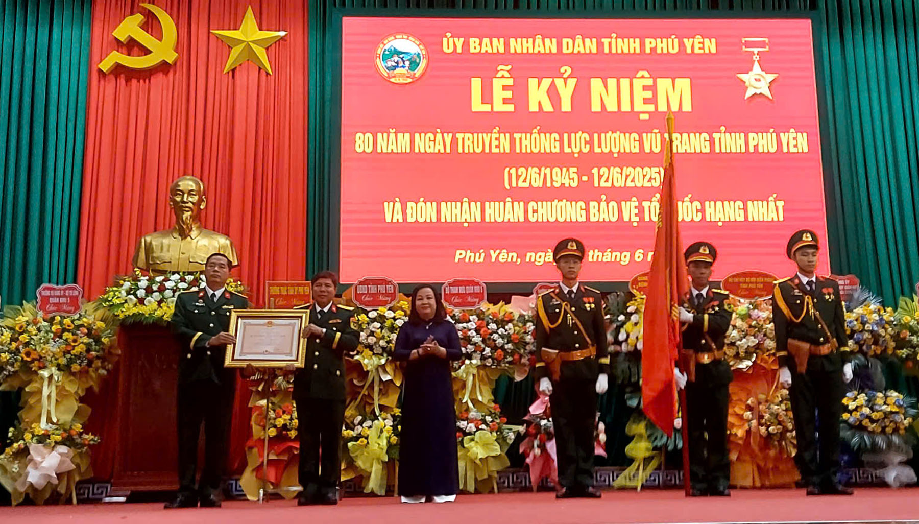 Solemnly organizing the 80th Anniversary of Phu Yen Armed Forces' Traditional Day and receiving the First-class Fatherland Protection Medal