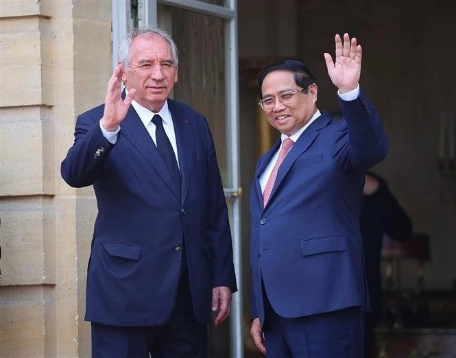 Vietnamese, French Prime Ministers hold talks in Paris