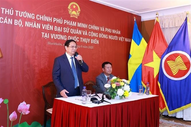 PM meets with Vietnamese community in Sweden