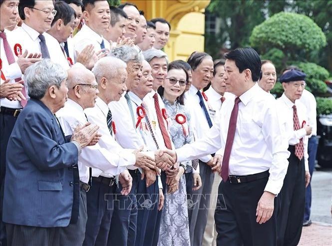 State President commends outstanding journalists on eve of revolutionary press centennial